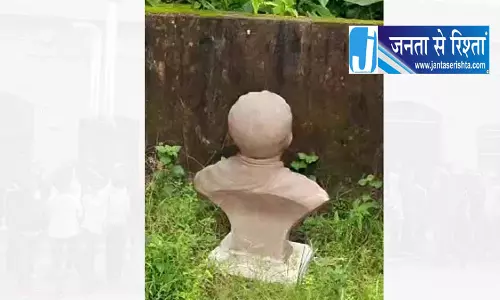 बंगाल से सामने आई दुखद तस्वीर: शिक्षक दिवस पर पार्क किनारे लावारिस हालत में मिले विद्यासागर बंगाल से सामने आई दुखद तस्वीर: शिक्षक दिवस पर पार्क किनारे लावारिस हालत में मिले विद्यासागर