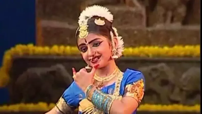 श्रीलीला ने जन्माष्टमी पर बचपन का एकल भरतनाट्यम प्रदर्शन साझा किया श्रीलीला ने जन्माष्टमी पर बचपन का एकल भरतनाट्यम प्रदर्शन साझा किया