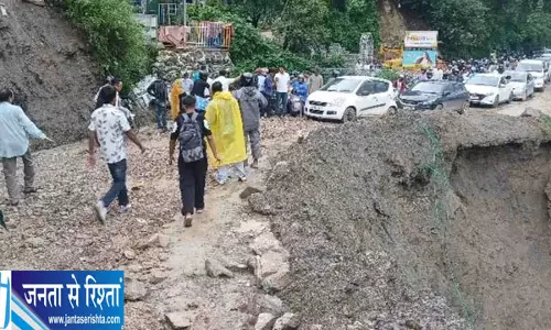 भारी बारिश से जनजीवन बेहाल सड़क चौथे दिन भी बंद भारी बारिश से जनजीवन बेहाल सड़क चौथे दिन भी बंद