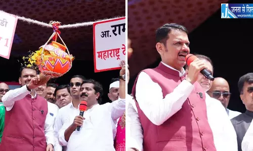 वर्ली में दही-हंडी उत्सव में पहुंचे CM फडणवीस, नारियल से फोड़ी हंडी