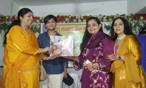 थदड़ी के महापर्व पर छत्तीसगढ़ी लोक गायिका आरू साहू के सुआ गीत पर सिंधी समाज की महिलाओं ने किया सुआ नाच थदड़ी के महापर्व पर छत्तीसगढ़ी लोक गायिका आरू साहू के सुआ गीत पर सिंधी समाज की महिलाओं ने किया सुआ नाच