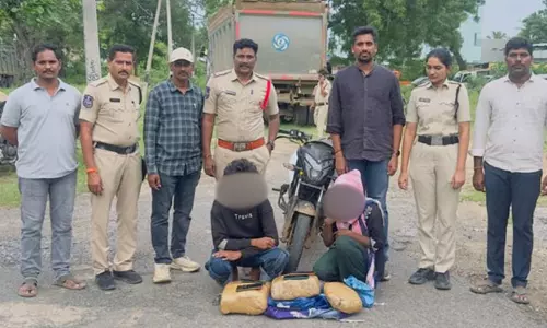 ईगल फोर्स ने हैदराबाद 12 किलो गांजा ले जा रहे दो लोगों को पकड़ा ईगल फोर्स ने हैदराबाद 12 किलो गांजा ले जा रहे दो लोगों को पकड़ा