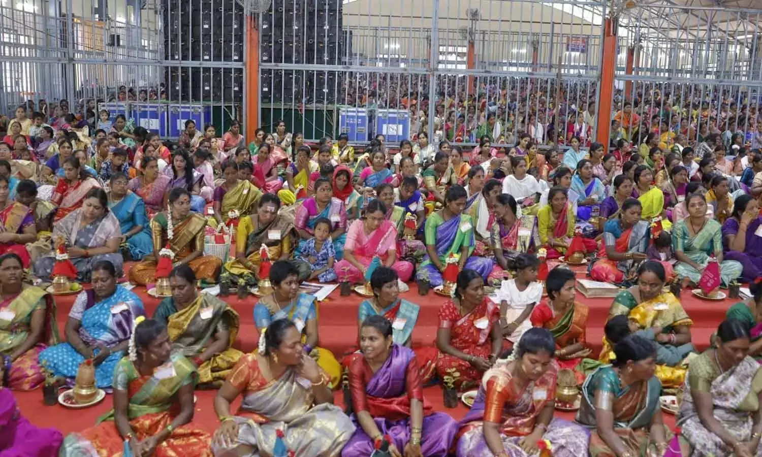 Andhra: सामूहिक वरलक्ष्मी व्रत में 1,700 श्रद्धालु शामिल हुए Andhra: सामूहिक वरलक्ष्मी व्रत में 1,700 श्रद्धालु शामिल हुए
