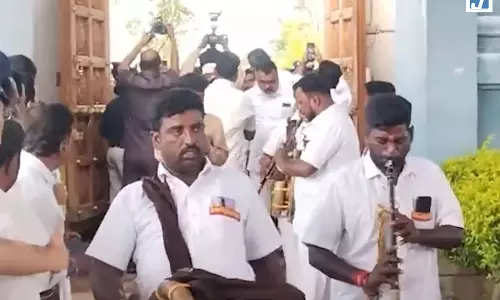 कोप्पल में सीएम डीके शिवकुमार ने भूदेश्वर मंदिर में की पूजा-अर्चना कोप्पल में सीएम डीके शिवकुमार ने भूदेश्वर मंदिर में की पूजा-अर्चना