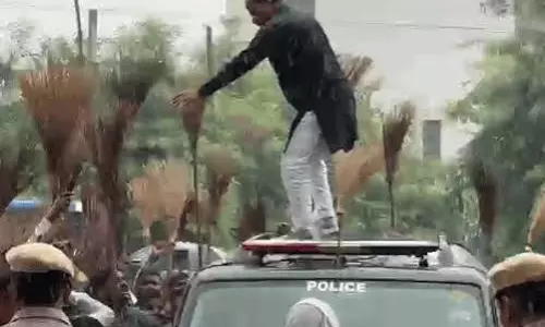 Faridabad: मंत्री की एस्कॉर्ट गाड़ी पर चढ़ा कर्मचारी नेता, प्रदर्शन से मचा हड़कंप Faridabad: मंत्री की एस्कॉर्ट गाड़ी पर चढ़ा कर्मचारी नेता, प्रदर्शन से मचा हड़कंप