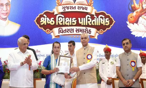 गुजरात के राज्यपाल और मुख्यमंत्री ने 40 बेहतरीन शिक्षकों को सम्मानित किया गुजरात के राज्यपाल और मुख्यमंत्री ने 40 बेहतरीन शिक्षकों को सम्मानित किया