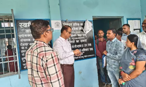 ग्राम पंचायतों में योजनाओं और विकास कार्यों का आयुक्त तारन प्रकाश सिन्हा ने किया निरीक्षण