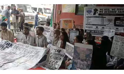 इंटर्न डॉक्टरों का स्टाइपेंड बढ़ाने का प्रदर्शन छठे दिन भी जारी