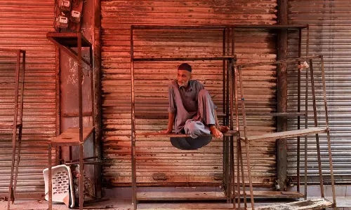 ईंधन महंगा होने के विरोध में हड़ताल कराची में जनजीवन प्रभावित