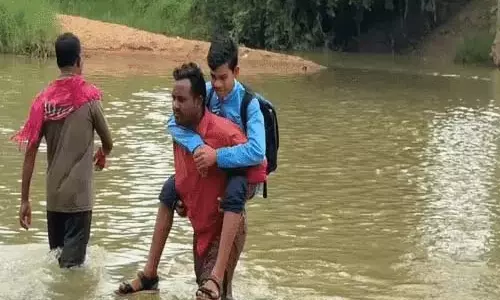 कंधे पर बच्चे और खाट पर मरीज नाला पार करने को मजबूर ग्रामीण
