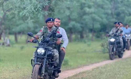 दो दिन पहले ट्रैक्टर से सुकमा पहुंचे ग्रामीण, दो दिन बाद बाइक से गांव पहुंचे कलेक्टर: CEO
