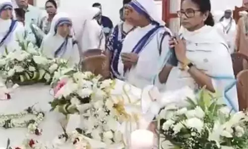 ममता बनर्जी ने मिशनरीज ऑफ चैरिटी पहुंचकर मदर टेरेसा को दी श्रद्धांजलि ममता बनर्जी ने मिशनरीज ऑफ चैरिटी पहुंचकर मदर टेरेसा को दी श्रद्धांजलि