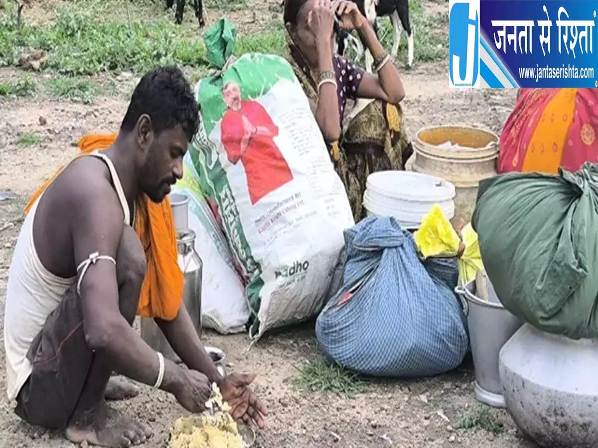 बेटी की शादी की बचत से खरीद रहे राशन गंगा के कटाव ने छीना आशियाना बेटी की शादी की बचत से खरीद रहे राशन गंगा के कटाव ने छीना आशियाना