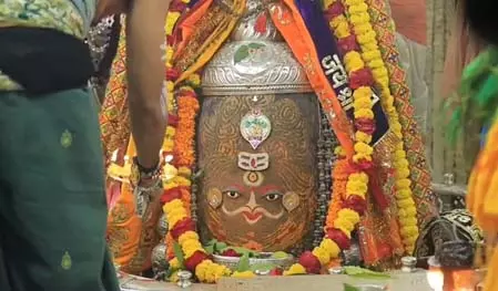 भस्म आरती: भांग और आभूषणों से बाबा महाकाल का भव्य शृंगार, चंदन से किया गया लेप भस्म आरती: भांग और आभूषणों से बाबा महाकाल का भव्य शृंगार, चंदन से किया गया लेप