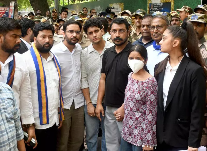 CJP के Delhi पुलिस स्टेशन पर प्रदर्शन के बाद इन्फ्लुएंसर हिरासत में CJP के Delhi पुलिस स्टेशन पर प्रदर्शन के बाद इन्फ्लुएंसर हिरासत में
