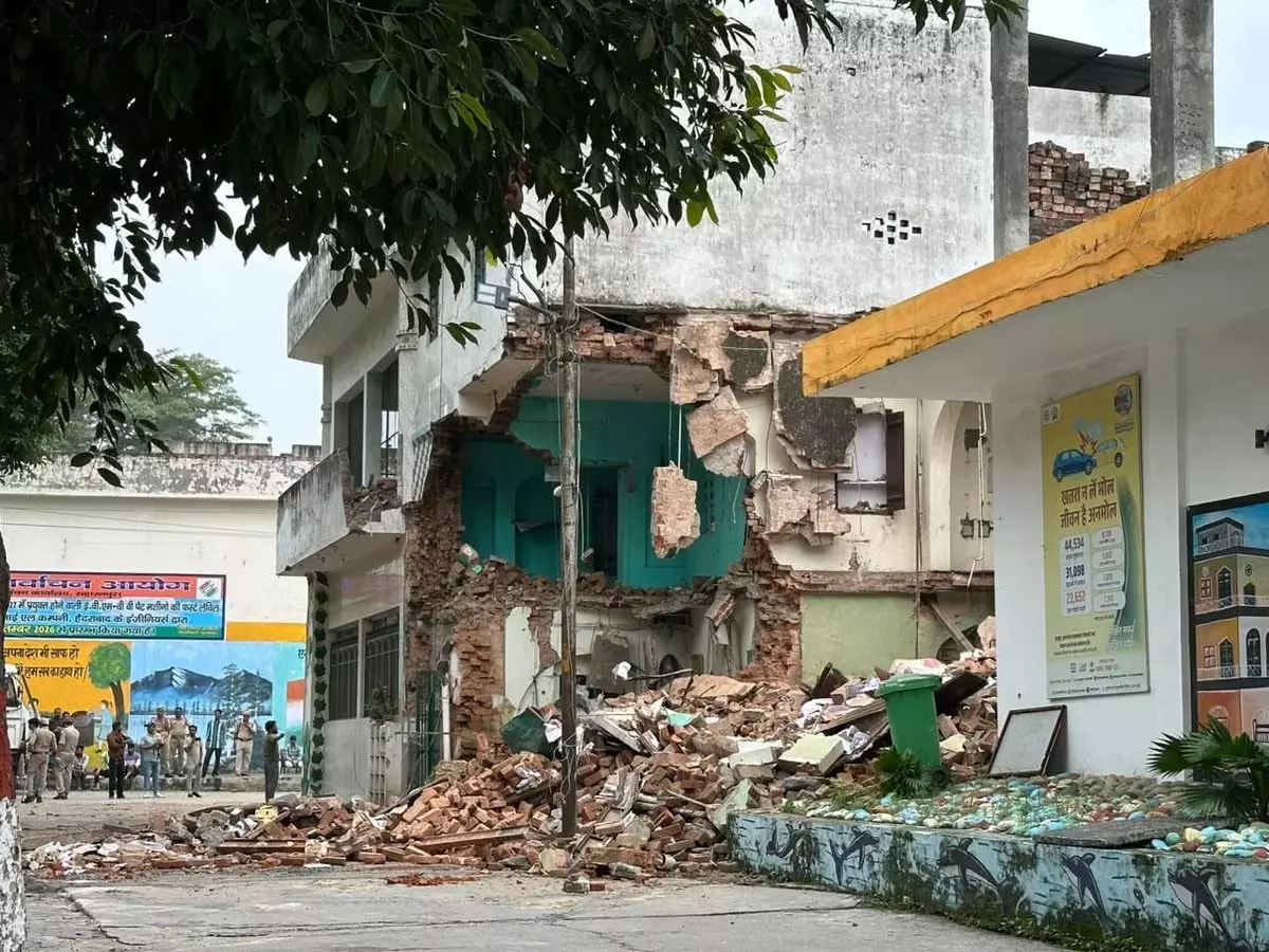 कलेक्ट्रेट परिसर की मस्जिद पर कार्रवाई एक हिस्सा गिराया कलेक्ट्रेट परिसर की मस्जिद पर कार्रवाई एक हिस्सा गिराया