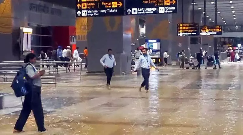 भारी बारिश के बाद Delhi एयरपोर्ट पर जलजमाव, 9 उड़ानें डायवर्ट भारी बारिश के बाद Delhi एयरपोर्ट पर जलजमाव, 9 उड़ानें डायवर्ट