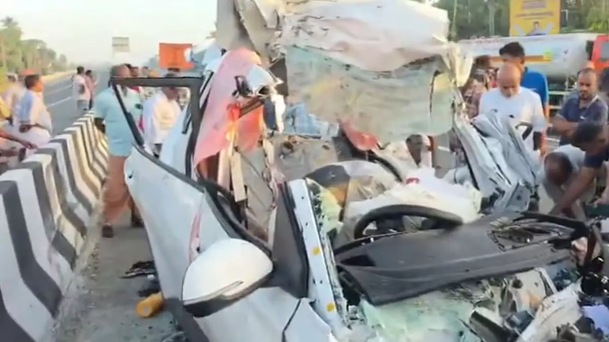 NH-66 पर खड़ी लॉरी से टकराई कार इंजीनियरिंग के आठ छात्रों की दर्दनाक मौत NH-66 पर खड़ी लॉरी से टकराई कार इंजीनियरिंग के आठ छात्रों की दर्दनाक मौत