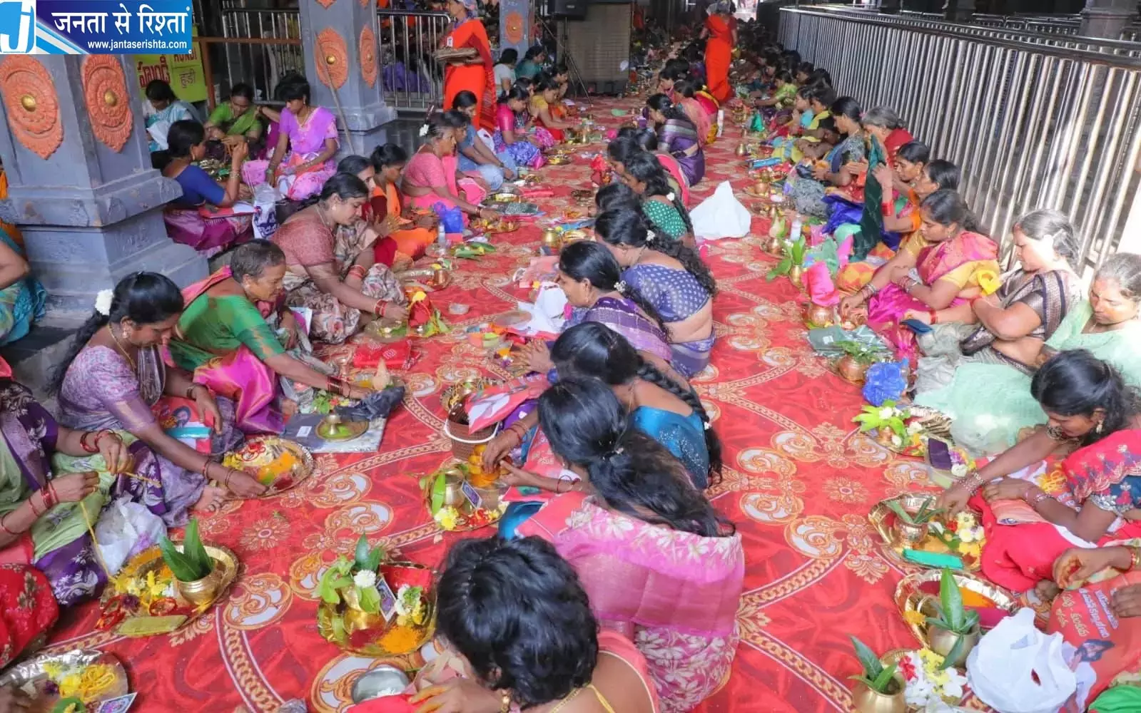 Andhra: सावन महीने के आखिरी शुक्रवार को मंदिरों में भक्तों की भीड़ उमड़ी Andhra: सावन महीने के आखिरी शुक्रवार को मंदिरों में भक्तों की भीड़ उमड़ी