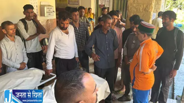 कांगड़ा में दर्दनाक हादसा खाई में गिरी बाइक तीन युवाओं की मौत कांगड़ा में दर्दनाक हादसा खाई में गिरी बाइक तीन युवाओं की मौत