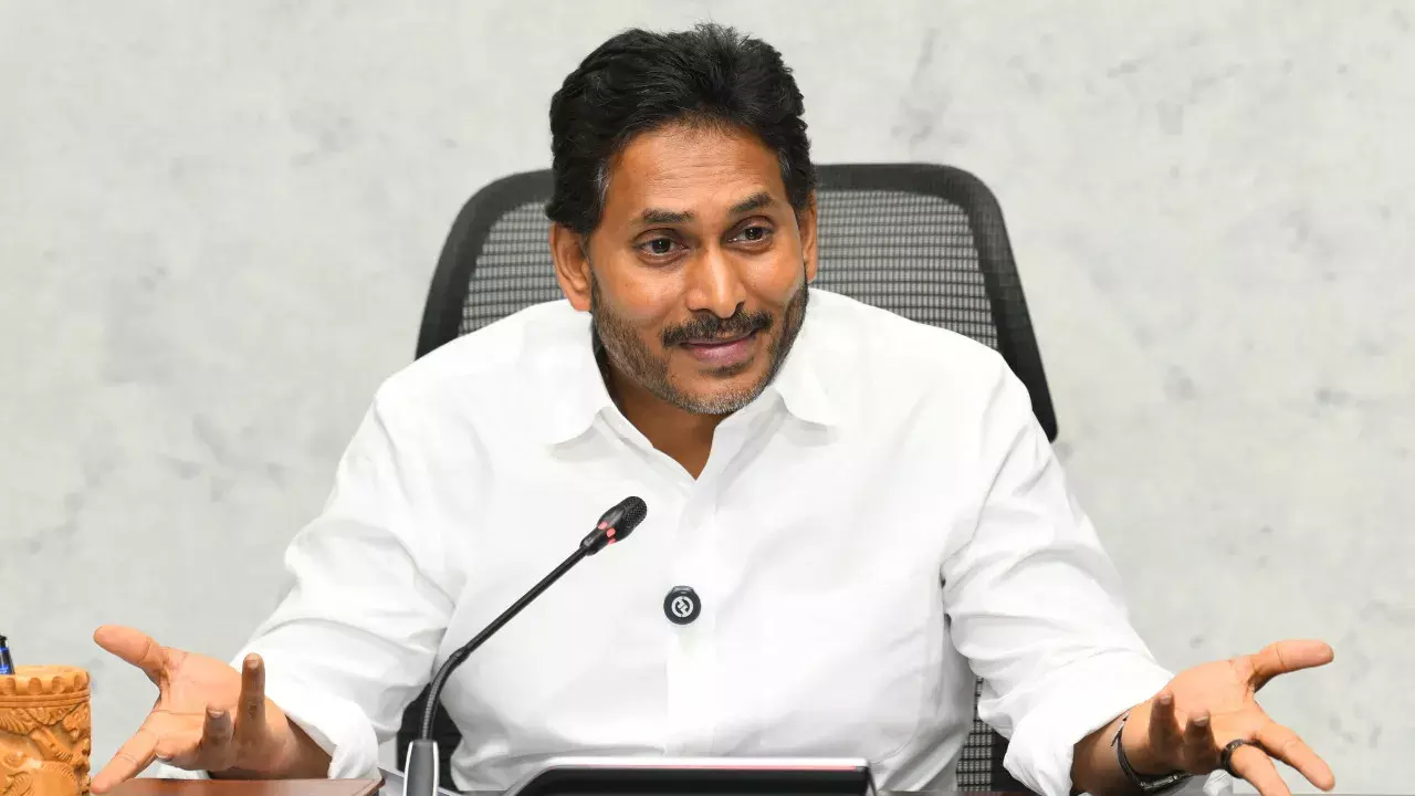 DSC घोटाले पर सियासी घमासान: जगन मोहन रेड्डी का नायडू पर हमला DSC घोटाले पर सियासी घमासान: जगन मोहन रेड्डी का नायडू पर हमला