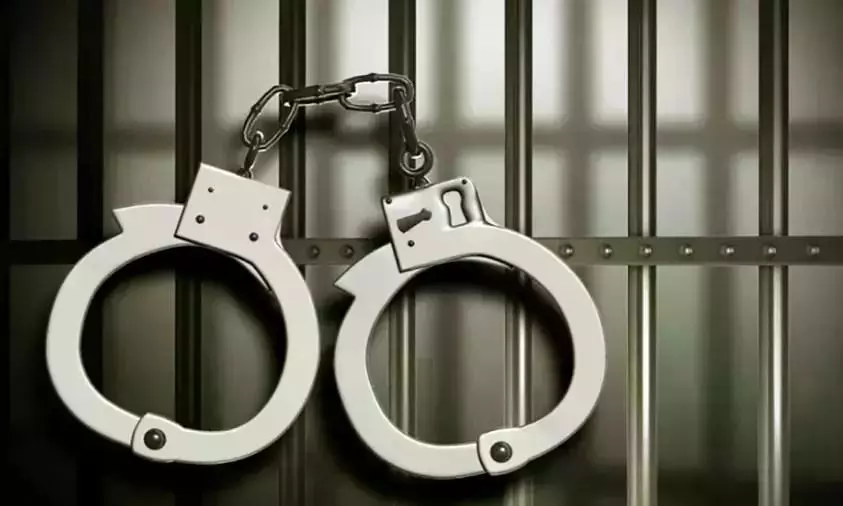 Tamil Nadu: कनाडाई महिला को प्राइवेट वीडियो से धमकाने के आरोप में ज्योतिषी गिरफ्तार Tamil Nadu: कनाडाई महिला को प्राइवेट वीडियो से धमकाने के आरोप में ज्योतिषी गिरफ्तार