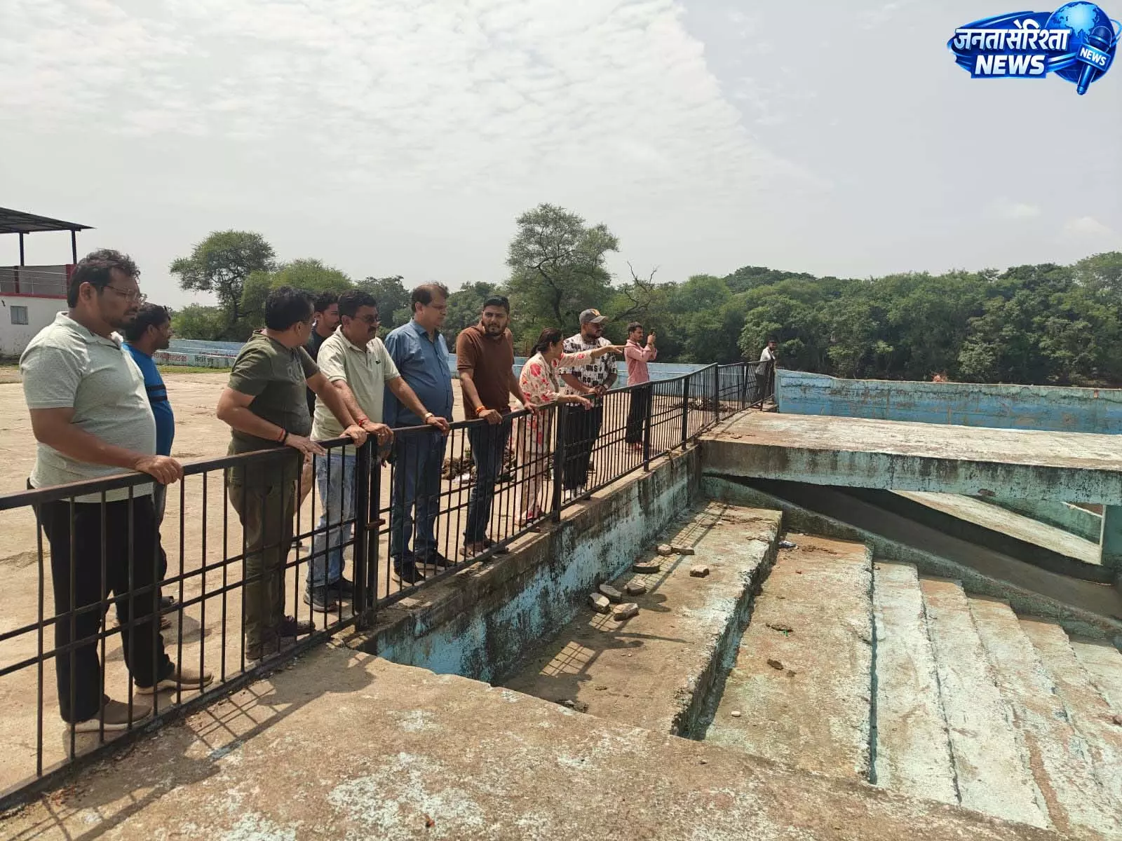 अपर आयुक्त ने महादेवघाट विसर्जन कुण्ड को तैयार करने के दिए निर्देश अपर आयुक्त ने महादेवघाट विसर्जन कुण्ड को तैयार करने के दिए निर्देश