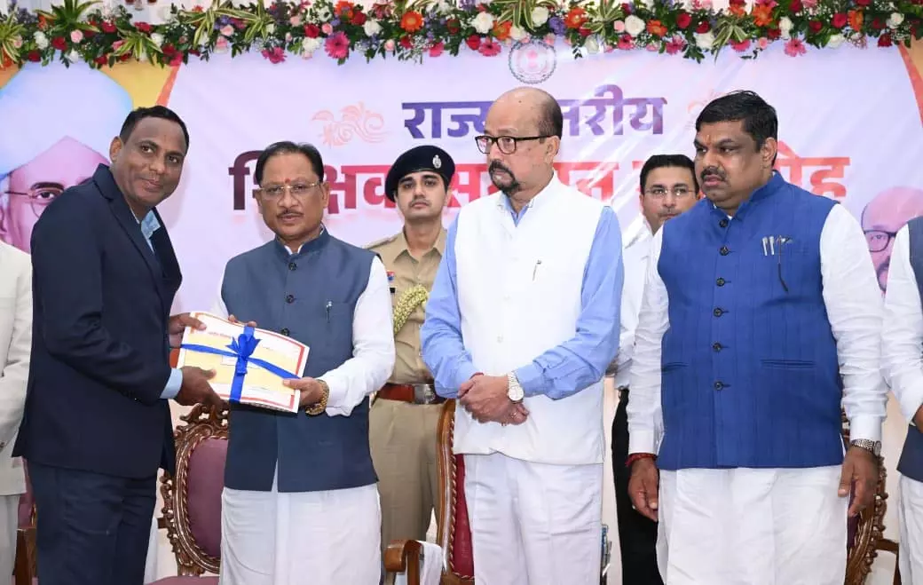 AI के युग में शिक्षक बनें विद्यार्थियों के मार्गदर्शक, तकनीक के विवेकपूर्ण उपयोग की दें सीख: रमेन डेका AI के युग में शिक्षक बनें विद्यार्थियों के मार्गदर्शक, तकनीक के विवेकपूर्ण उपयोग की दें सीख: रमेन डेका
