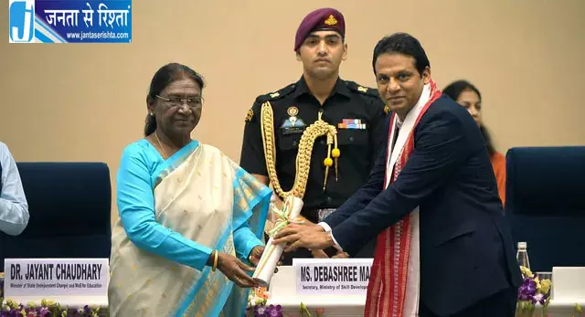 गरीब बच्चों के लिए स्कूल में बनाया 3D थिएटर मिला राष्ट्रीय शिक्षक पुरस्कार गरीब बच्चों के लिए स्कूल में बनाया 3D थिएटर मिला राष्ट्रीय शिक्षक पुरस्कार