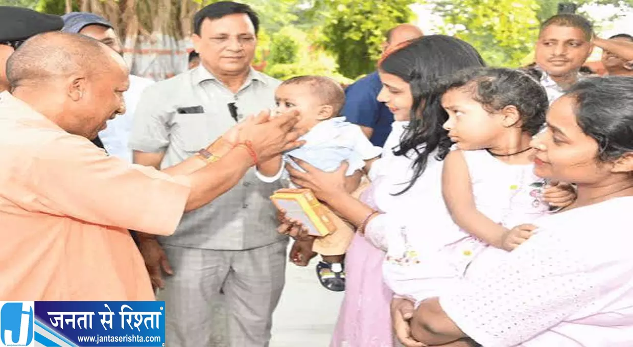 गोरखनाथ मंदिर में बच्चों संग दिखा सीएम योगी का खास अंदाज गोरखनाथ मंदिर में बच्चों संग दिखा सीएम योगी का खास अंदाज