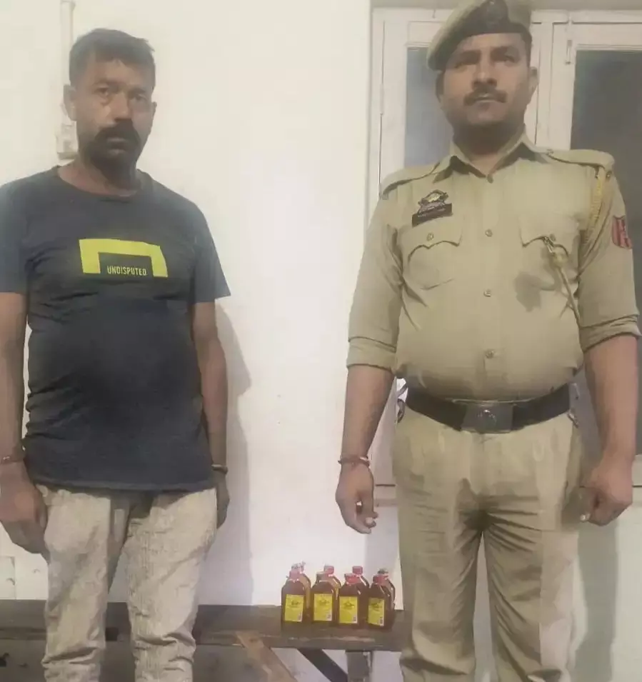 Kathua: अवैध शराब तस्करी पर पुलिस की कार्रवाई, आरोपी गिरफ्तार Kathua: अवैध शराब तस्करी पर पुलिस की कार्रवाई, आरोपी गिरफ्तार
