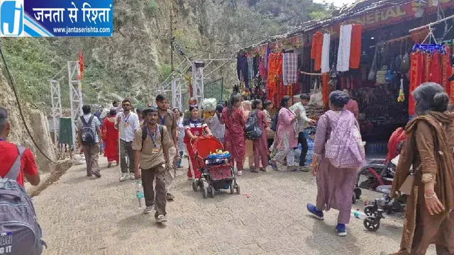 बदलते मौसम के बीच मां वैष्णो देवी की यात्रा जारी, बारिश में भी नहीं डिगा श्रद्धालुओं का उत्साह बदलते मौसम के बीच मां वैष्णो देवी की यात्रा जारी, बारिश में भी नहीं डिगा श्रद्धालुओं का उत्साह
