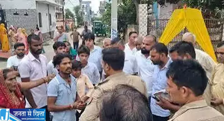 पहले कोर्ट मैरिज फिर मंदिर में फेरे परिजनों ने पहुंचकर किया बवाल पहले कोर्ट मैरिज फिर मंदिर में फेरे परिजनों ने पहुंचकर किया बवाल