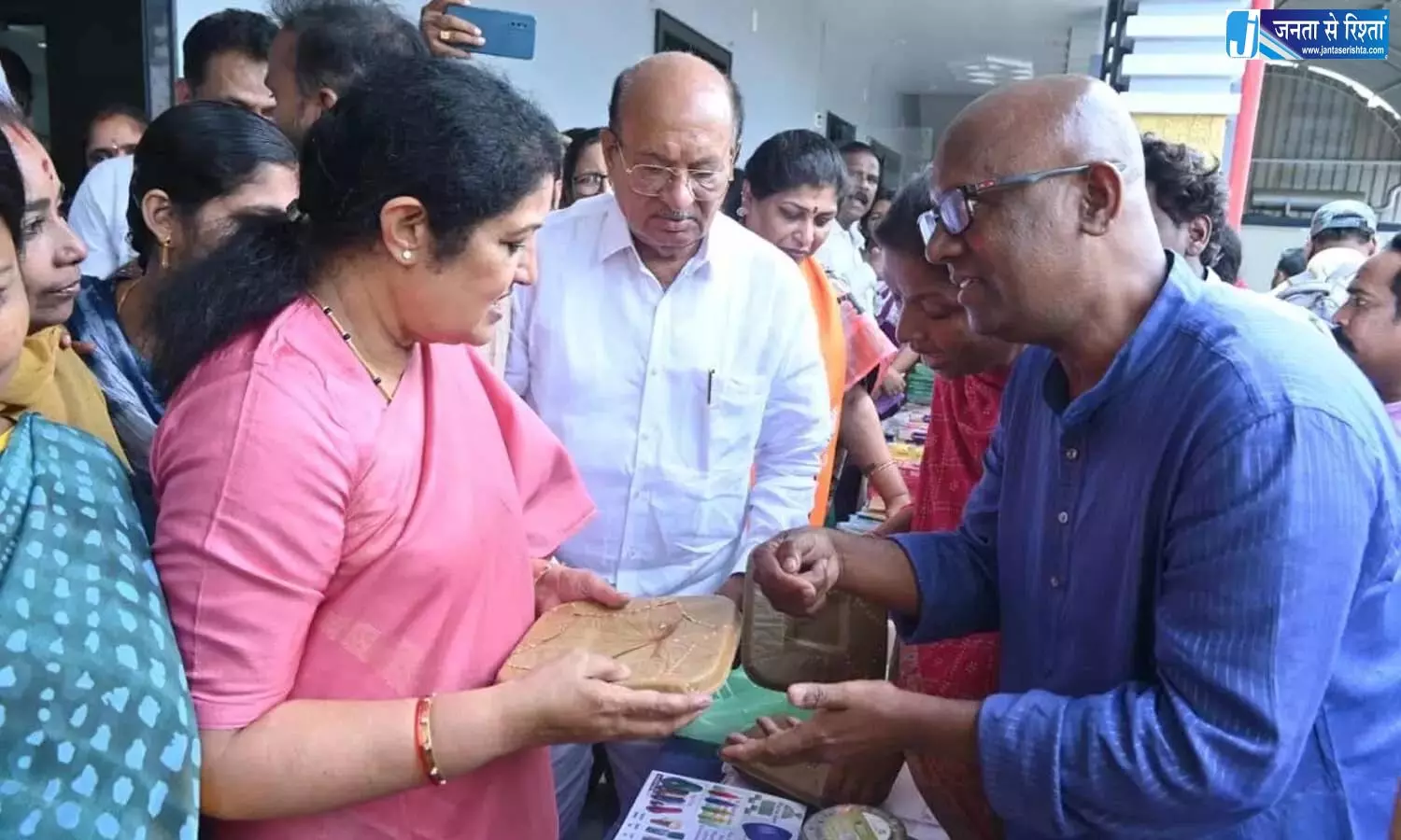 Karnataka: राजामहेंद्रवरम को पूजा उत्पादों का केंद्र बनाएं: पुरंदेश्वरी Karnataka: राजामहेंद्रवरम को पूजा उत्पादों का केंद्र बनाएं: पुरंदेश्वरी