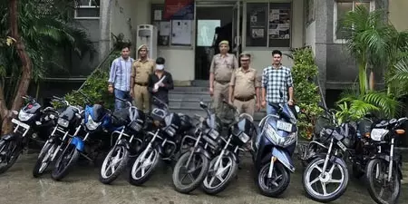 बाइक चोर गिरोह का पर्दाफाश, एक गिरफ्तार; चोरी की 10 गाड़ियां और अवैध हथियार बरामद बाइक चोर गिरोह का पर्दाफाश, एक गिरफ्तार; चोरी की 10 गाड़ियां और अवैध हथियार बरामद