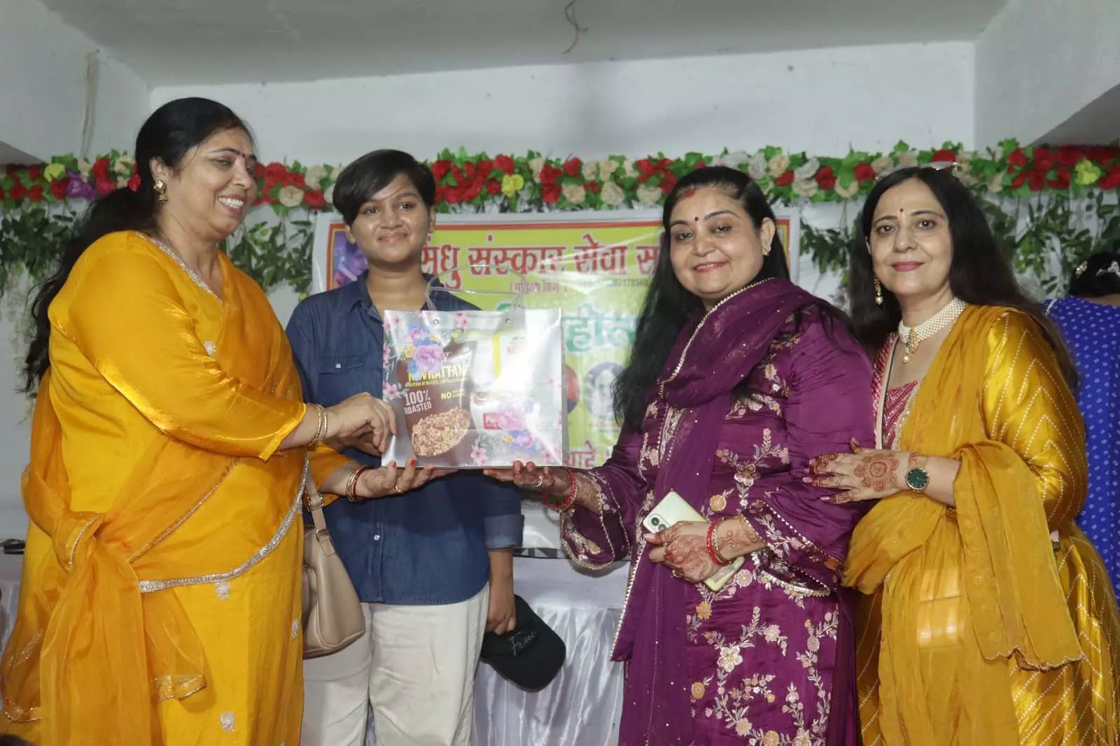 थदड़ी के महापर्व पर छत्तीसगढ़ी लोक गायिका आरू साहू के सुआ गीत पर सिंधी समाज की महिलाओं ने किया सुआ नाच थदड़ी के महापर्व पर छत्तीसगढ़ी लोक गायिका आरू साहू के सुआ गीत पर सिंधी समाज की महिलाओं ने किया सुआ नाच