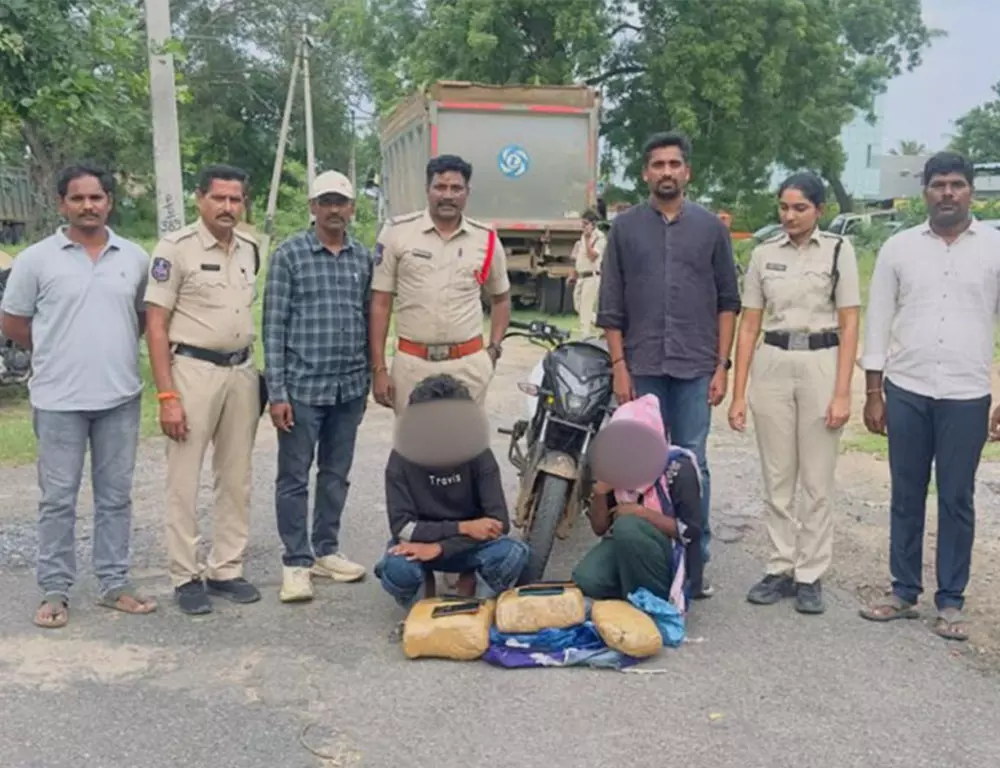 ईगल फोर्स ने हैदराबाद 12 किलो गांजा ले जा रहे दो लोगों को पकड़ा ईगल फोर्स ने हैदराबाद 12 किलो गांजा ले जा रहे दो लोगों को पकड़ा