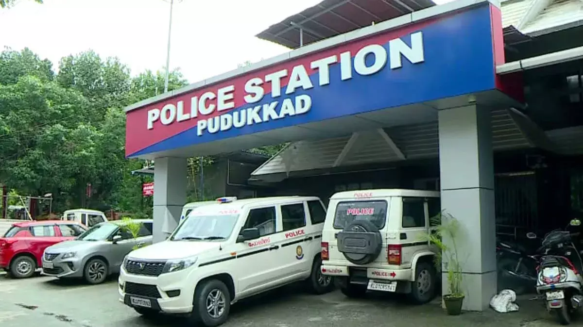 पुलिस जीप से टक्कर में व्यक्ति घायल, लापरवाही पर 4 पुलिसकर्मी सस्पेंड पुलिस जीप से टक्कर में व्यक्ति घायल, लापरवाही पर 4 पुलिसकर्मी सस्पेंड