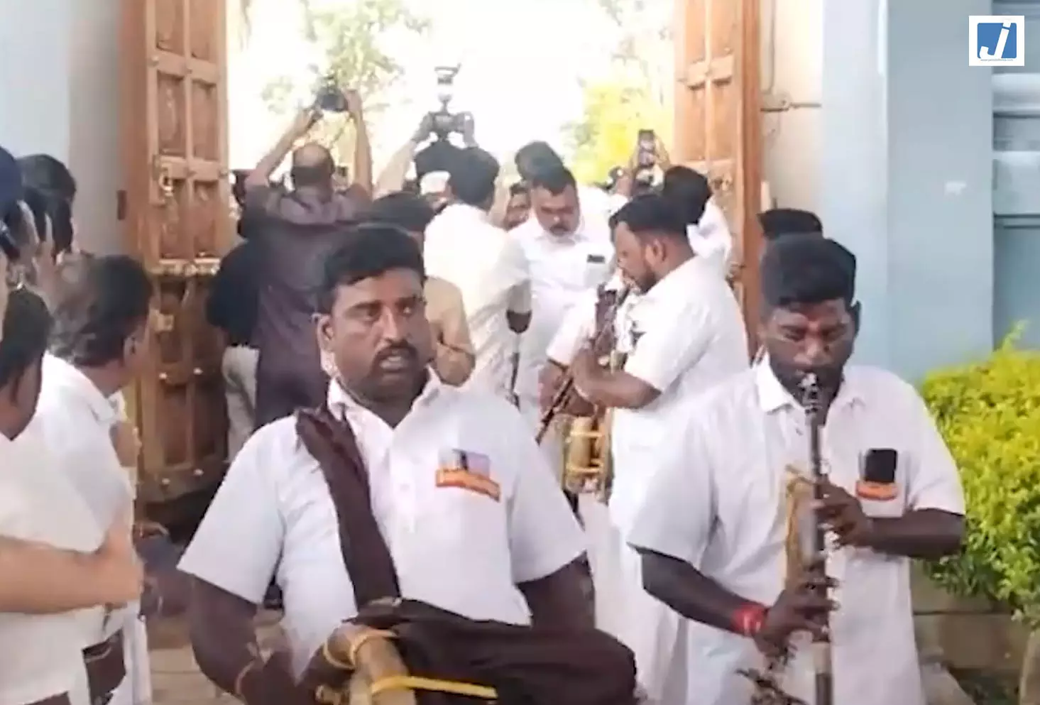 कोप्पल में सीएम डीके शिवकुमार ने भूदेश्वर मंदिर में की पूजा-अर्चना कोप्पल में सीएम डीके शिवकुमार ने भूदेश्वर मंदिर में की पूजा-अर्चना