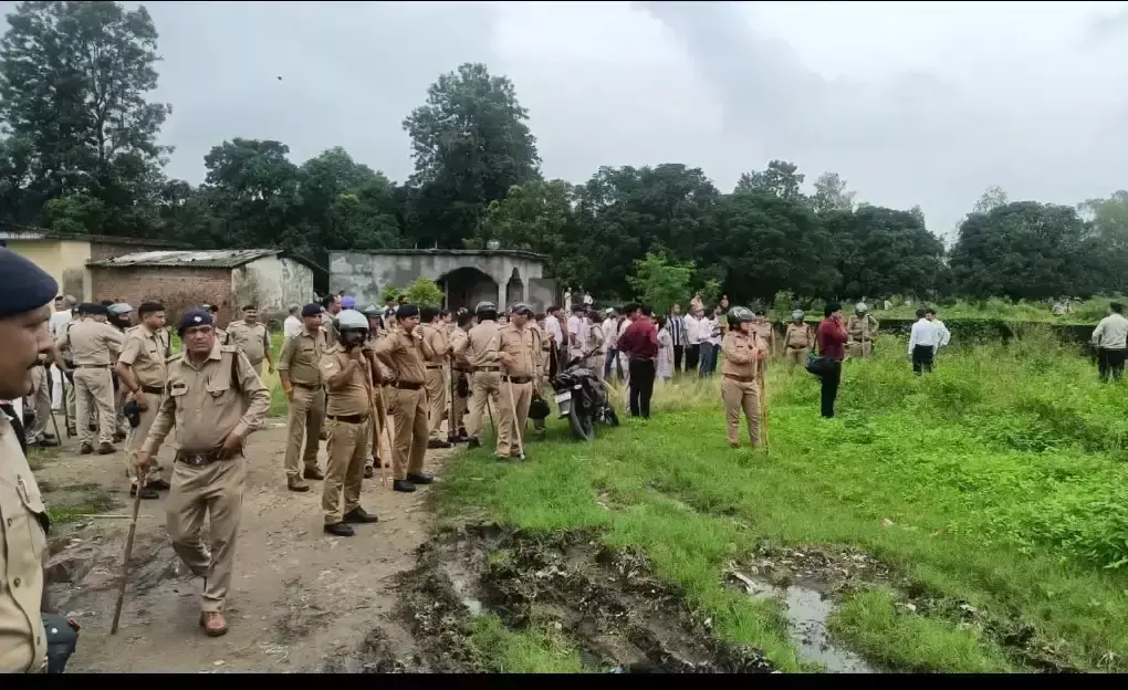 Dehradun: सरकारी जमीन से अतिक्रमण हटाने पहुंची टीम, खुशहालपुर में कई मकान ध्वस्त Dehradun: सरकारी जमीन से अतिक्रमण हटाने पहुंची टीम, खुशहालपुर में कई मकान ध्वस्त