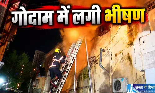 मोबाइल गोदाम में देर रात भीषण आग लगने से मचा हड़कंप, भयानक Video