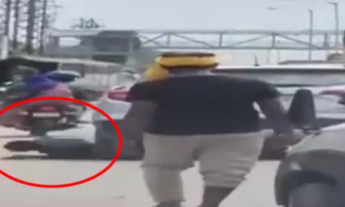 मामूली कहासुनी पर कार से रौंदा, JE का किया ये हाल मामूली कहासुनी पर कार से रौंदा, JE का किया ये हाल