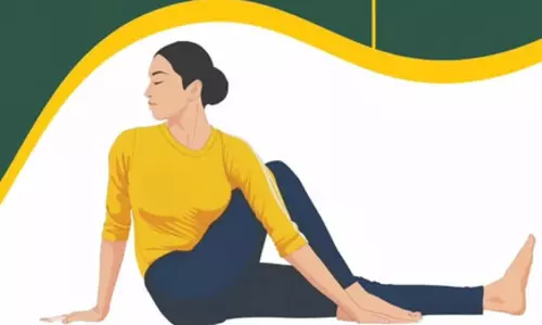 कमर और पीठ के दर्द से हैं परेशान? वक्रासन से मिलेगा आराम, जानें करने का सही तरीका