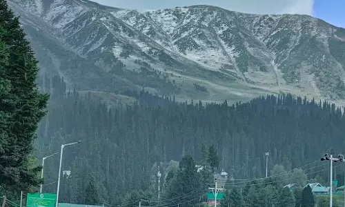 कश्मीर के ऊंचाई वाले इलाकों में मौसम की पहली बर्फबारी हुई