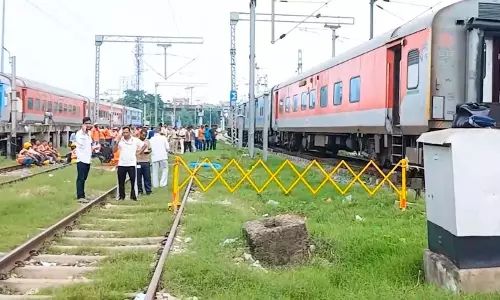 महानंदा एक्सप्रेस हुई डिरेल, यात्रियों में मचा हड़कंप, VIDEO