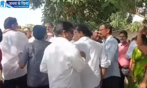 Andhra: नायडू के आवास के बाहर कर्मचारी संघ के नेताओं के बीच झड़प