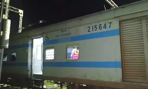 महानंदा एक्सप्रेस हादसे में बाल-बाल बचे यात्री महानंदा एक्सप्रेस हादसे में बाल-बाल बचे यात्री