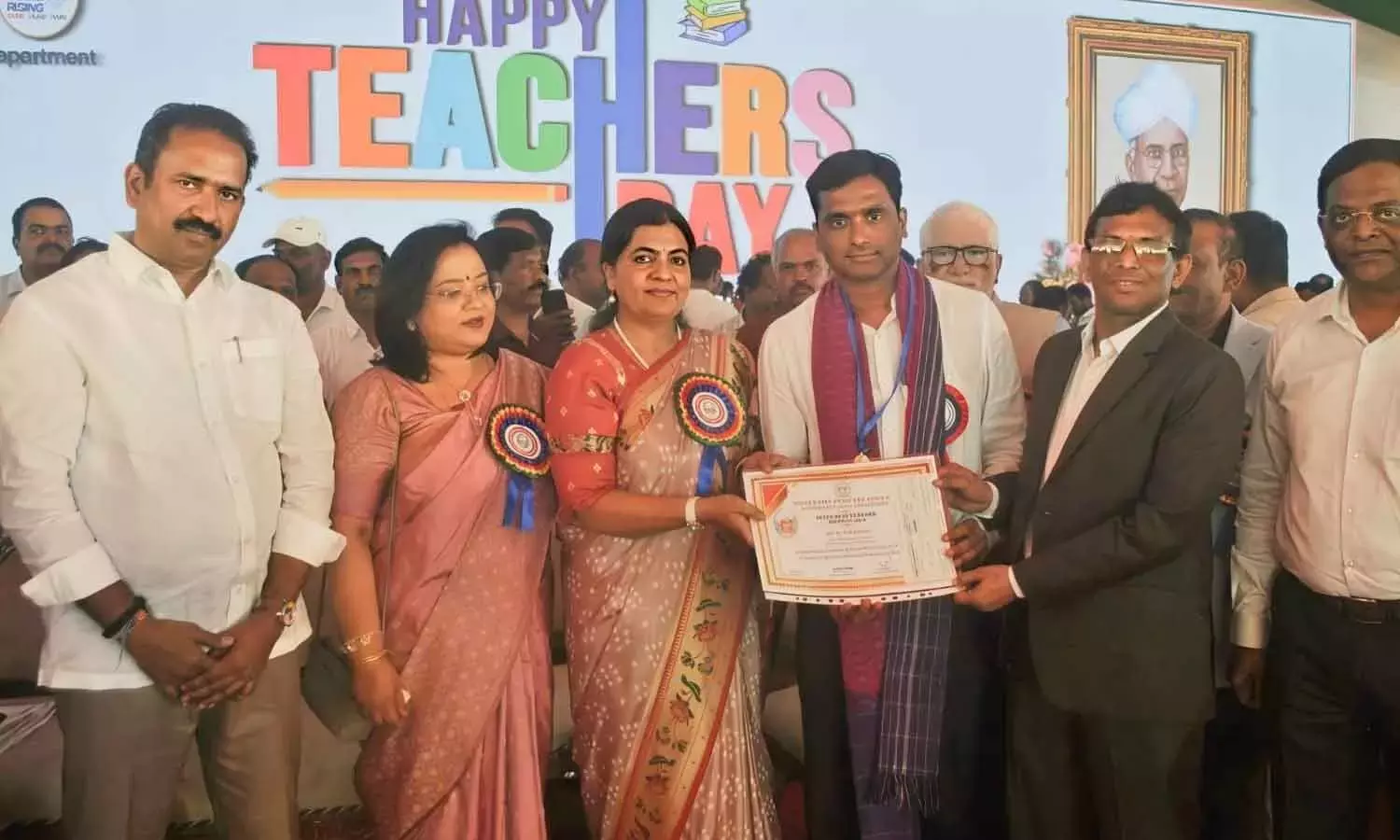 पालमुरु यूनिवर्सिटी के प्रोफ़ेसर को राज्य का ‘बेस्ट टीचर’ अवॉर्ड मिला पालमुरु यूनिवर्सिटी के प्रोफ़ेसर को राज्य का ‘बेस्ट टीचर’ अवॉर्ड मिला