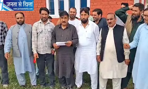 हंदवाड़ा में विकास कार्यों को लेकर प्रदर्शन