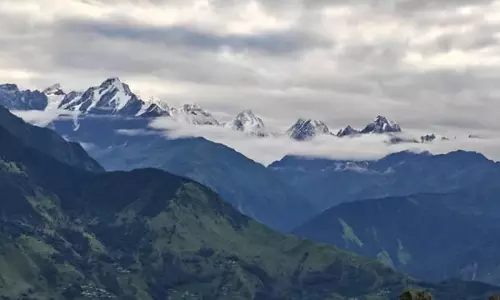 हिमालय की चोटियों पर सीजन की पहली बर्फबारी